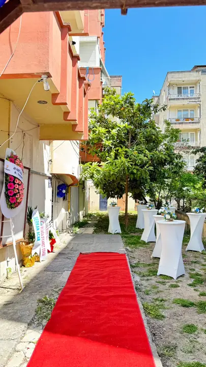 Açılış — kırmızı halı ve kokteyl alanı